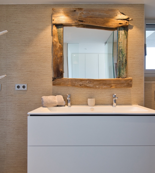 Resa Estates Ibiza te koop penthouse Marina botafoch for sale Ibiza shower sink.jpeg